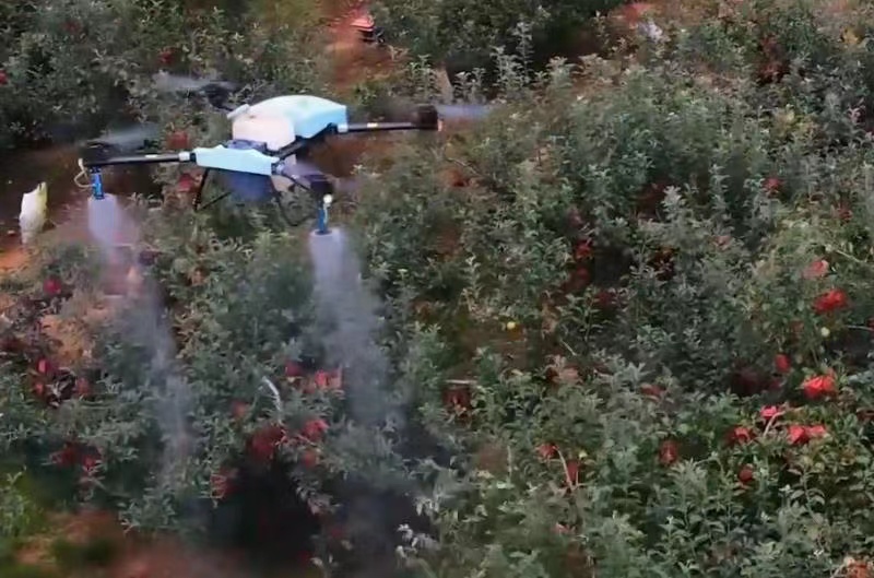 Perlindungan tanaman drone pertanian EAVISION membuat penyemprotan pohon buah lebih efisien
