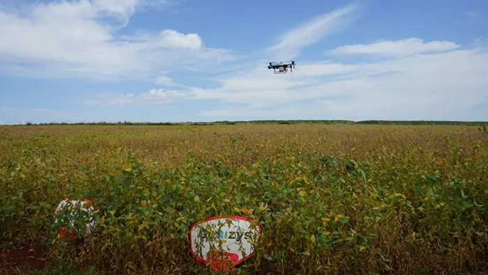 Pemanfaatan Drone Pertanian untuk aplikasi produk daun pada tanaman kedelai dan keunggulannya dalam meningkatkan produktivitas